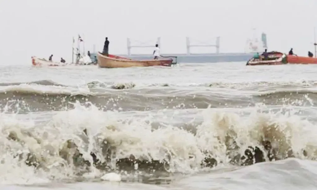 বঙ্গোপসাগরে লঘুচাপ : নৌকা-ট্রলারকে গভীর সাগরে যেতে মানা